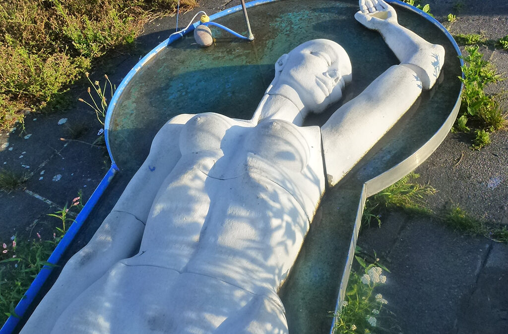 Sonno: statua di donna distesa che dorme