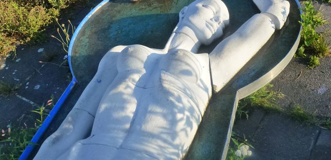 Sonno: statua di donna distesa che dorme