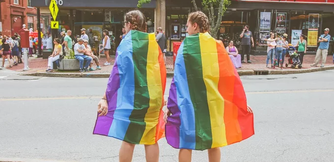 Due donne a una manifestazione sull'omosessualità e i diritti Lgbt