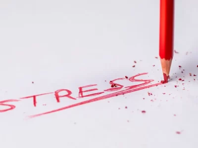 foglio bianco con scritto in rosso: stress